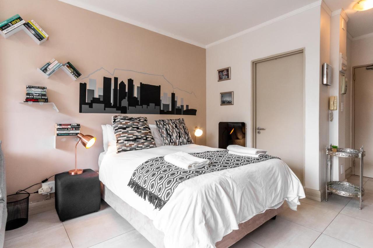 818 Four Seasons Apartment
